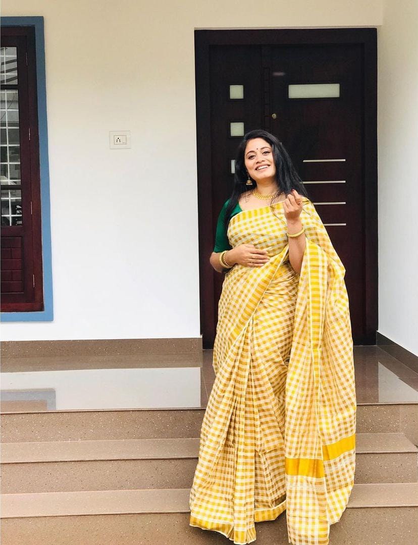 Kerala Paalum Pazhamum Saree