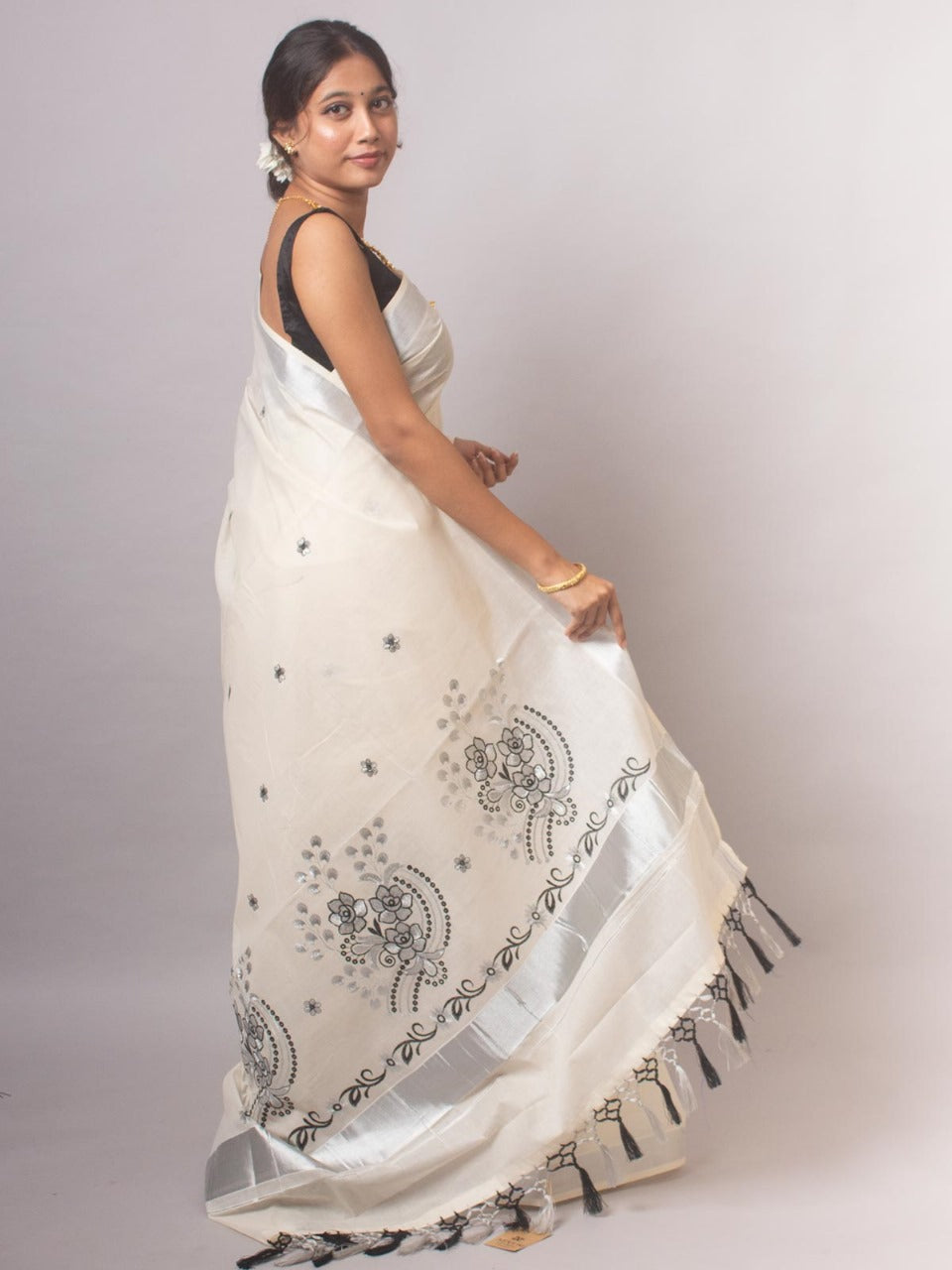Kerala Saree with Embroidery in Silver Zari