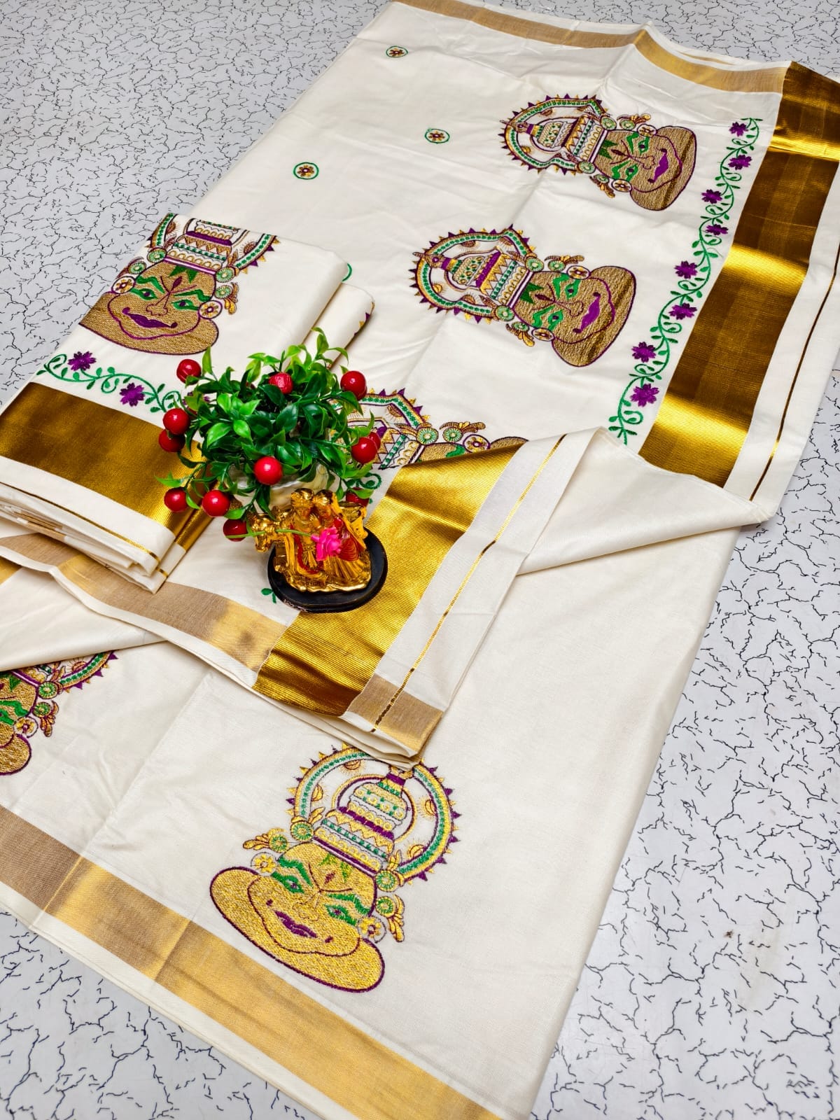 Kerala Saree with Embroidery in 
Golden Zari