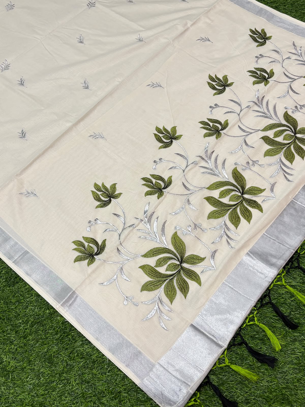 Kerala Saree with Embroidery in Silver Zari